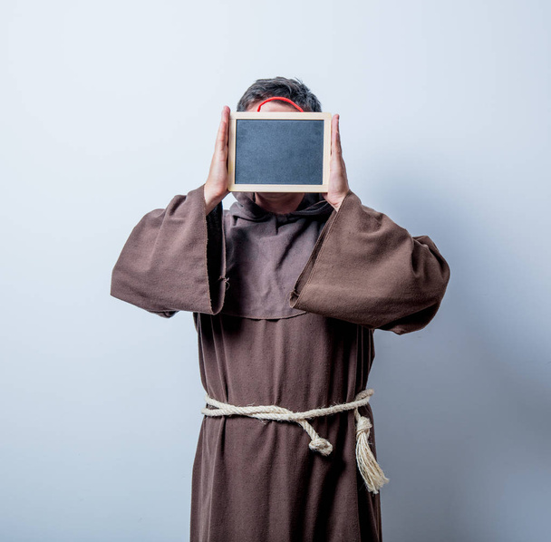 Katholieke monnik met bord - Foto, afbeelding