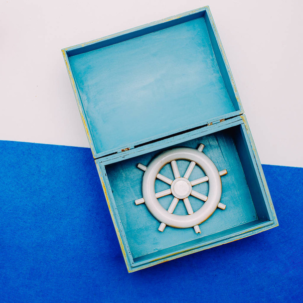 Ocean souvenirs. Steering wheel. Minimal design. - Foto, Bild