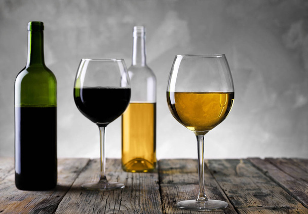 красное и белое вино - Фото, изображение