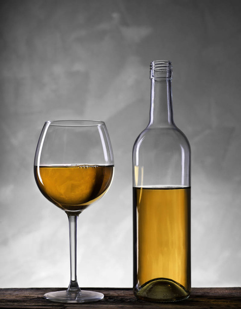 White wine and glass - Фото, изображение