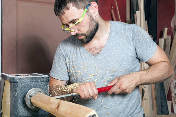 homem faz um produto de madeira em um torno
 - Foto, Imagem