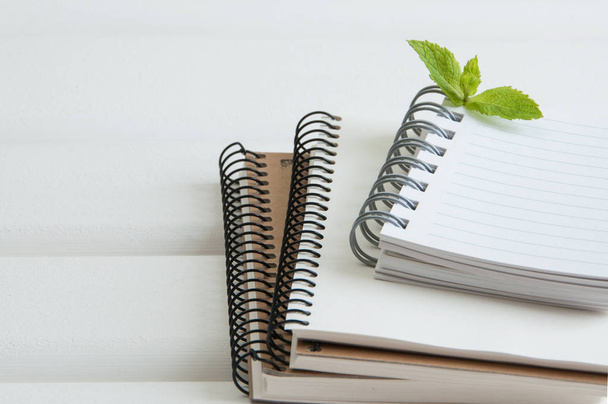 Notebooky na bílém pozadí dřevěná - Fotografie, Obrázek
