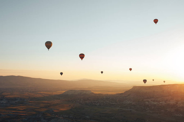 Kuuluisa matkailukohde Cappadocia on lento. Cappadocia tunnetaan kaikkialla maailmassa yhtenä parhaista paikoista lennoille ilmapalloilla. Cappadocia, Turkki
. - Valokuva, kuva