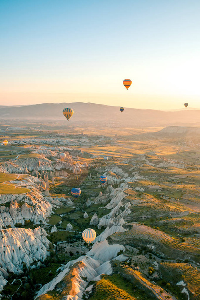 A Cappadocia híres turisztikai attrakciója egy légi járat. Cappadocia ismert szerte a világon az egyik legjobb hely a járatok léggömbökkel. Cappadocia, Törökország. - Fotó, kép