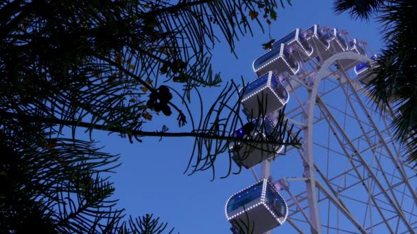 Malaga Ferris Wheel, ook bekend als Noria Mirador prinses, is stellaire, 70 meter hoge reuzenrad gebaseerd port in Malaga, Spanje. Attractie biedt een adembenemend panoramisch uitzicht tot 30 kilometer. - Video