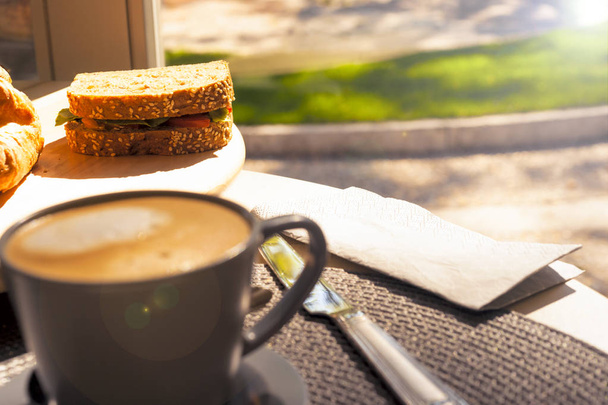 Kahvaltı yemek. Ev yapımı ekmek veya ahşap arka plan, kruvasan puf tarçın çörek. İyi günler - Fotoğraf, Görsel