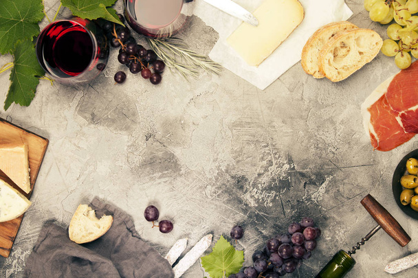 Wine and snack set. Grey marble background, top view, copy space - Foto, Bild