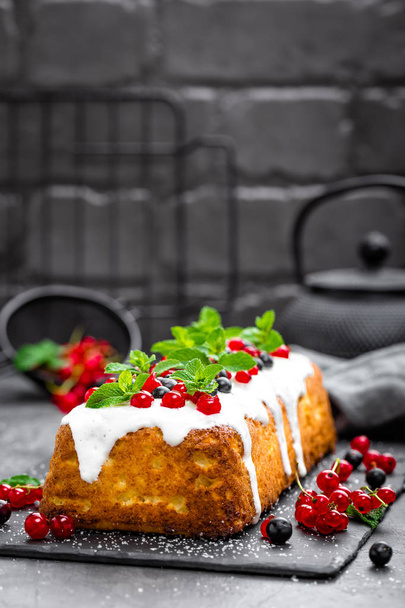 Cheesecake with fresh berries and yogurt - Foto, afbeelding