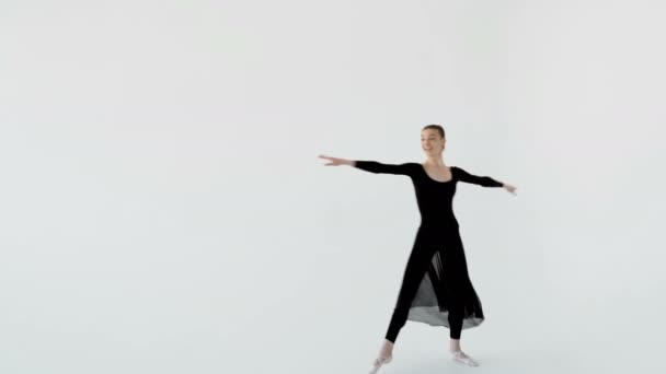 ballerina dancing in white room - Materiał filmowy, wideo