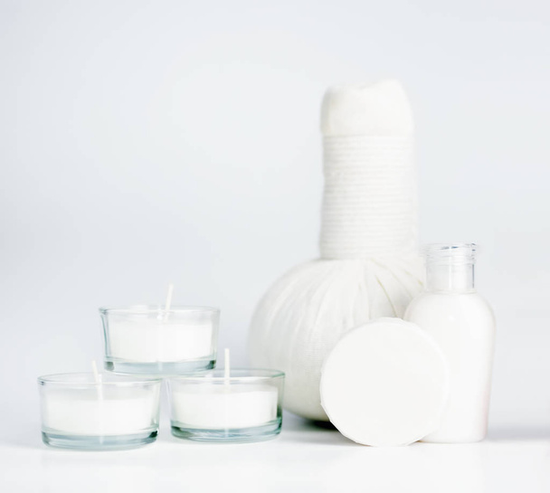 white spa cosmetic bottles and Thai Herbal Compress - Foto, afbeelding