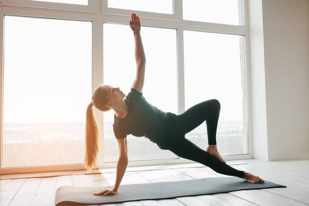 Mladá krásná žena cvičí jógu a gymnastiku. Wellness koncept. Třídy v jednotlivých sportech. - Fotografie, Obrázek