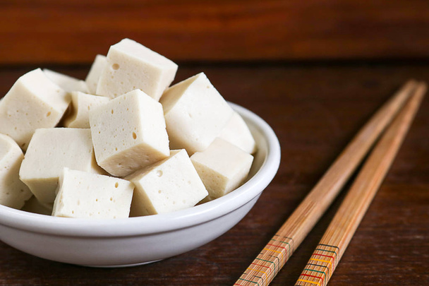 tofu de soja o cuajada de frijol, comida vegetariana sobre fondo de madera
. - Foto, Imagen
