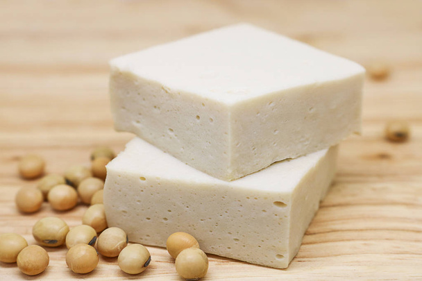 σόγιας τόφου ή φασόλια πηγμένο γάλα για τυρί, χορτοφάγους τροφίμων σε φόντο ξύλινη. - Φωτογραφία, εικόνα