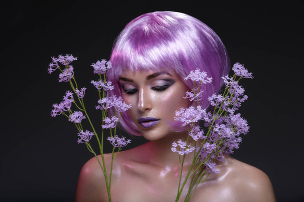 Hermosa chica en peluca púrpura
 - Foto, imagen