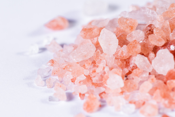 himalájské růžové soli na bílém pozadí - Fotografie, Obrázek