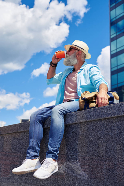 Bearded man drinking coffee - Foto, Imagem