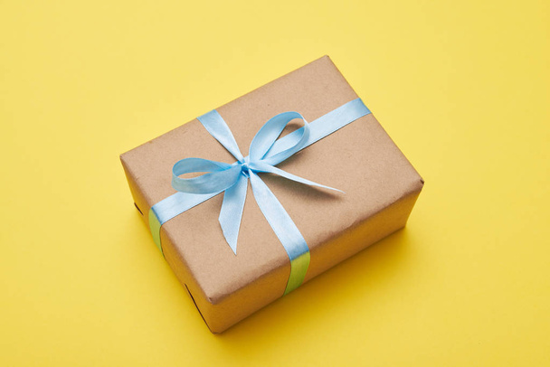 schönes Geschenk mit Schachtel dekoriert, flach liegend - Foto, Bild