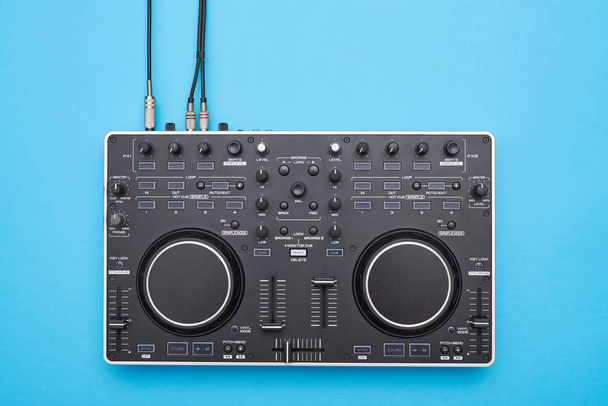 Хорошо продуманная панель DJ на синем фоне
 - Фото, изображение