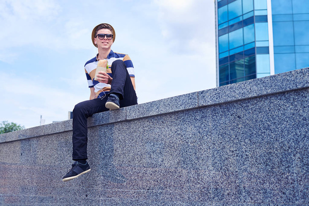 Elegantní mladý muž jí odnést jídlo v centru města  - Fotografie, Obrázek