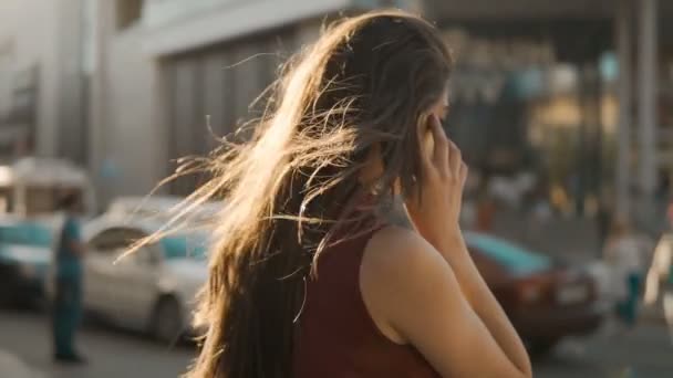 Woman Talking by Phone - Filmagem, Vídeo