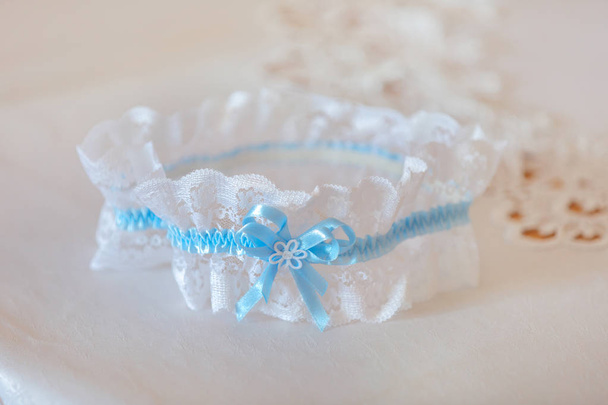 Beautiful white and blue wedding garter - Fotografie, Obrázek