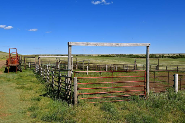Corral ouest vide dans la prairie
 - Photo, image