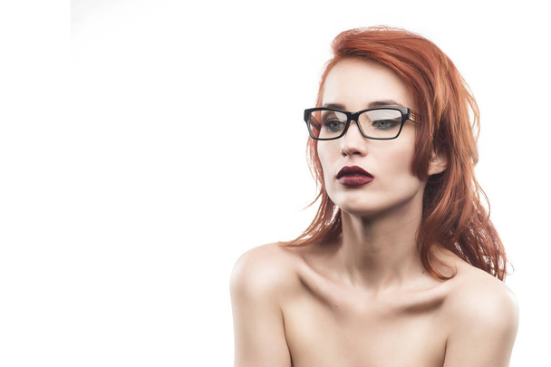 Γυαλιά γυαλιά πορτραίτο γυναίκας απομονωμένα σε λευκό. Θέαμα fram - Φωτογραφία, εικόνα