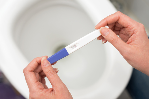 kadın holding negatif hamilelik testi. - Fotoğraf, Görsel