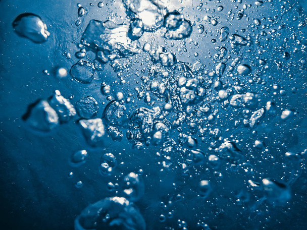 Víz alatti buborék napfény, a víz felszínén. Víz alatti háttér. - Fotó, kép
