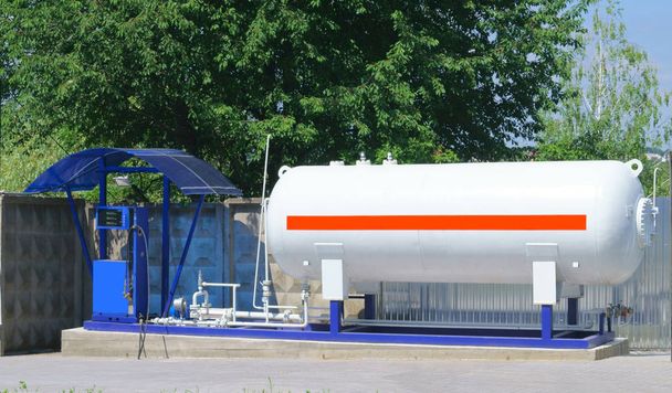 LPG-station voor het vullen van vloeibaar gas in de tanks van het voertuig. E - Foto, afbeelding