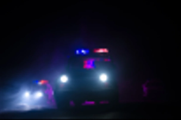 sebesség rendőrségi autó világítás az éjszaka az úton. Rendőrautó úton halad a köd. Szelektív összpontosít. Chase - Fotó, kép