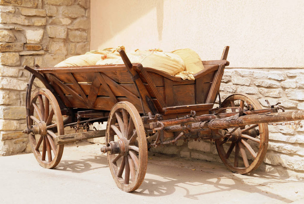 Keskiaikainen kuljetus - kärry, jossa on laukut (ilman hevosia
) - Valokuva, kuva