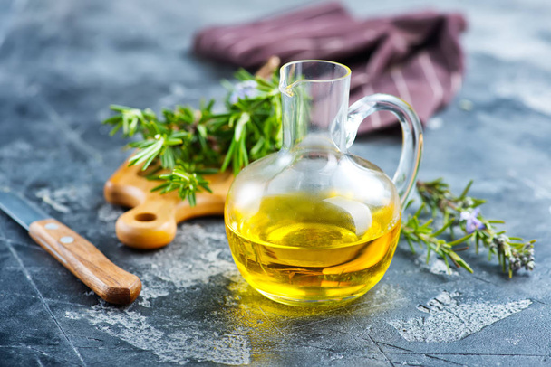olive oil with rosemary - Foto, Imagen