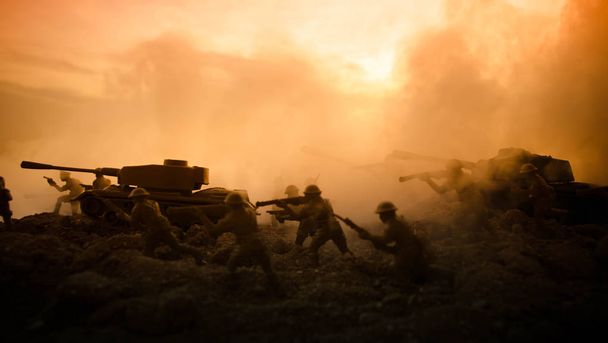 戦争の概念。戦争の霧空のシーンをかけて戦う軍のシルエットの背景、夜曇りスカイライン以下世界大戦兵士のシルエット。攻撃シーン。装甲車両。タンクは戦う - 写真・画像