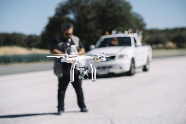 un hombre drone Quadcopter
 - Foto, Imagen