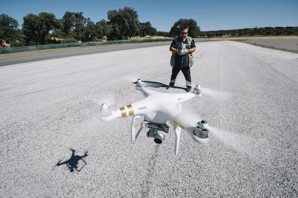 un homme drone Quadcopter
 - Photo, image