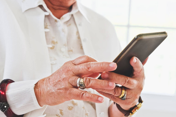 Femme âgée utilisant son téléphone portable
 - Photo, image