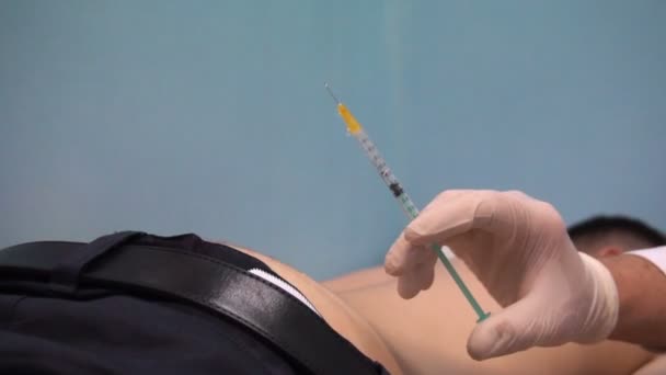 o médico prepara a injeção na nádega - Filmagem, Vídeo