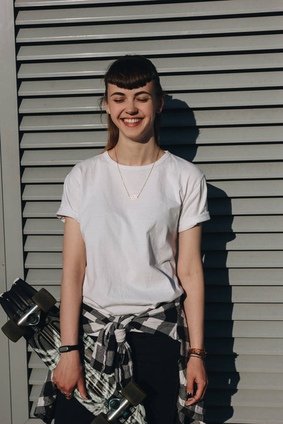 Hipster girl with skate board - Valokuva, kuva