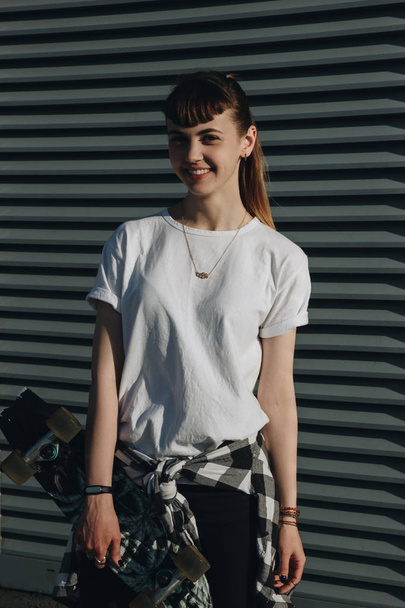 Hipster girl with skate board - Valokuva, kuva