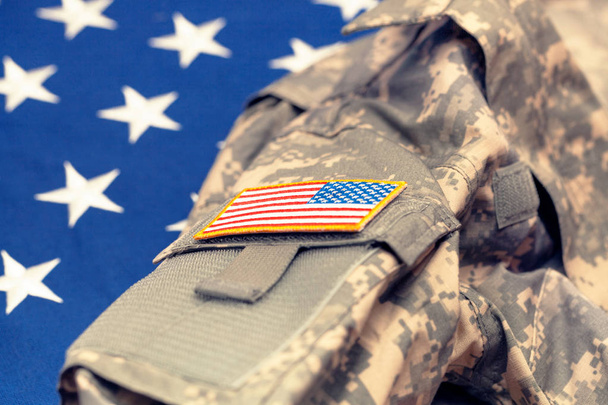 Uniforme sobre la bandera nacional - estudio de tiro del ejército usa. Imagen filtrada: efecto vintage cruzado. - Foto, imagen