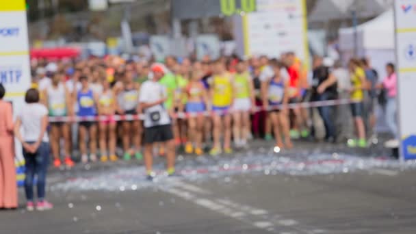 Niewyraźne zdjęcia ludzi stojących na linii startu w maratonie - Materiał filmowy, wideo