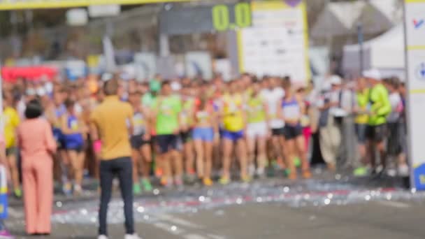 Гонщики на стартовой линии городского марафона
 - Кадры, видео