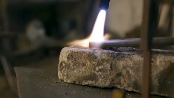 Detail hořáku ohřívá kus kovu - Záběry, video