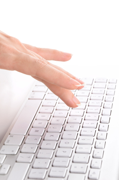 χέρι της γυναίκας πληκτρολόγηση σε ένα πληκτρολόγιο λευκό υπολογιστή - Φωτογραφία, εικόνα