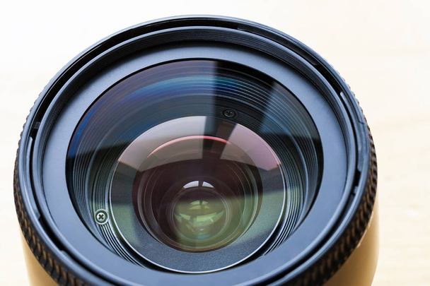 Lente de cámara profesional aislada sobre fondo blanco
 - Foto, Imagen