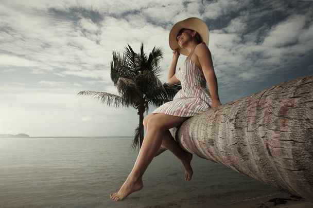 Vista de la joven dama balanceándose en hummock en la playa tropical
 - Foto, Imagen
