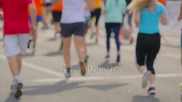 Grup koşucu maratonunu üzerinde dışarı bulanık - Video, Çekim