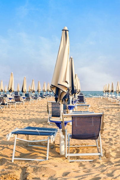 Plaj şemsiye plaj rahatlatıcı ve güneş için ayarla.  - Fotoğraf, Görsel