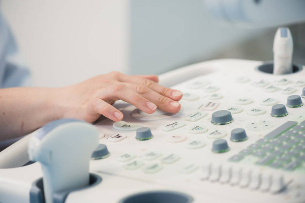 Hände an einem Ultraschallgerät in einer modernen Klinik - Foto, Bild